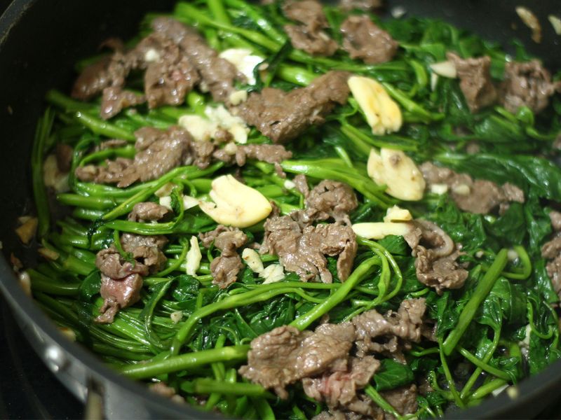 Rau-muong-xao-thit-bo